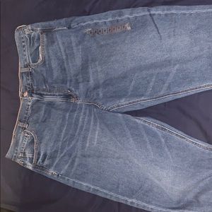 AMERICAN EAGLE OUTFITTERS MOM JEANS